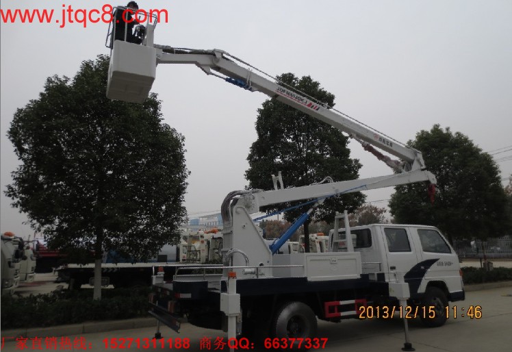 江玲14米登高車(國四)用江鈴底盤加裝上裝部分而成;液壓式三節(jié)折疊臂,最大作業(yè)高度14米,作業(yè)輻度5.7米; 采用國產、進口換向閥及液壓油缸,換向平穩(wěn),操作靈活方便;隨車安裝四個液壓支腿,以保證整車在操作時的穩(wěn)定性與安全性;支腿與工作臂互鎖,安全可靠,防止誤操作過位.