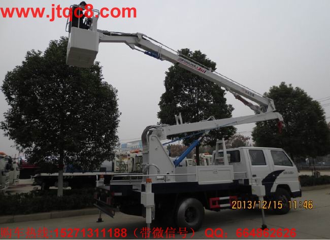 江玲16米高空作業(yè)車(國四)江鈴底盤加裝上裝部分而成;液壓式三節(jié)折疊臂,最大作業(yè)高度16米,作業(yè)輻度7.3米; 采用國產(chǎn)、進(jìn)口換向閥及液壓油缸,換向平穩(wěn),操作靈活方便;隨車安裝四個(gè)液壓支腿,以保證整車在操作時(shí)的穩(wěn)定性與安全性;支腿與工作臂互鎖,安全可靠,防止誤操作過位.